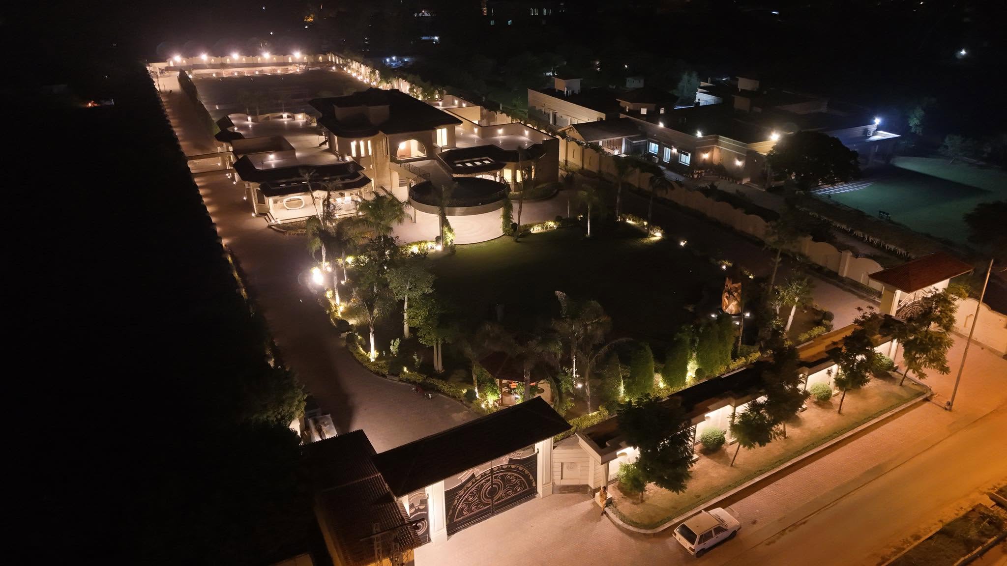 The Chateau Luxe - Luxury outdoor venue with premium amenities